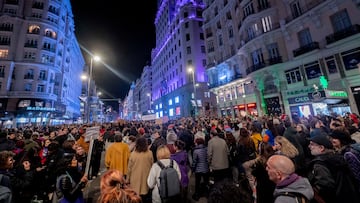 Miles de mujeres durante una manifestación convocada por la Comisión 8M, por el 8M, Día Internacional de la Mujer, a 8 de marzo de marzo de 2023, en Madrid (España).  El Día Internacional de la Mujer vuelve a visibilizar la división del feminismo en España, con las feministas marchando por separado en distintas manifestaciones debido a sus diferencias en temas como la prostitución, la Ley Trans o la Ley del 'solo sí es sí'. Bajo el lema 'Somos el grito necesario, el feminismo lo está cambiando todo’, la Comisión 8M es partidaria de la ley trans y, aunque acoge abolicionistas entre sus filas, llaman en el 8-M a la unificación para celebrar el Día Internacional de la Mujer. Es la convocante principal de este día, cuyo recorrido une el trayecto entre Atocha y plaza de España, desde el paseo del Prado, a la altura de la confluencia con la calle Juan de Mena y el Museo Naval, por la calle de Alcalá, Gran Vía y Callao.
08 MARZO 2023
Alberto Ortega / Europa Press
08/03/2023