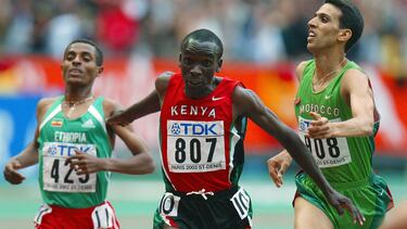 Eliud Kipchoge (C) of Kenya finishes first ahead of Hicham El Guerrouj (R) of Morocco and Gebre-egziabhe Gebremariam of Ethiopia, in the men's 5,000m final, 31 August 2003, during the 9th IAAF World Athletics Championships at the Stade de France in Saint-