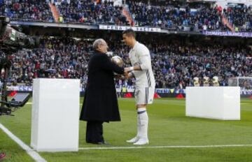 Paco Gento entrega el Balón de Oro a Cristiano.