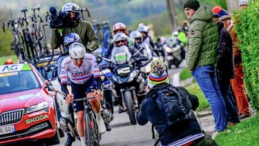 Tadej Pogacar rueda en solitario en los últimos kilómetros de la Lieja-Bastoña-Lieja 2024.