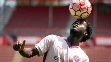 Misehouy controla un balón durante su presentación con el Girona.