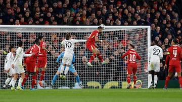 2-0. Centro de Andy Robertson y Cody Gakpo remata de cabeza solo en el área pequeña para marcar el segundo tanto.