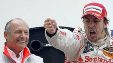 <b>OTROS TIEMPOS. </b>Los éxitos de Alonso alegraban a Dennis al comienzo de la pasada temporada. Después todo cambió, llegaron los problemas y la ruptura.