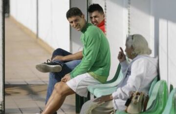 En 2011 daba consejos a Salva Sevilla tras un entrenamiento.