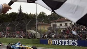 <B>JAQUE. </B>Alonso cruza la meta de Imola por delante de Schumacher.