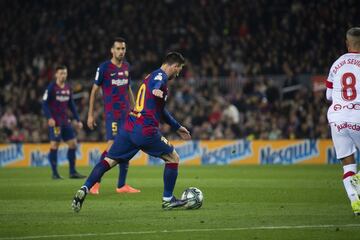 Recibió el balón cerca del pico derecho del área, levantó la cabeza y puso el balón en la escuadra contraria. Golazo de Leo Messi.