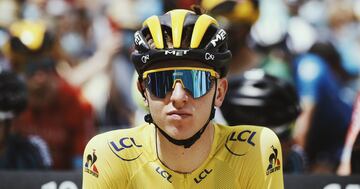 Tadej Pogacar con el maillot amarillo antes del inicio de la decimocuarta etapa del Tour de Francia 2021. 