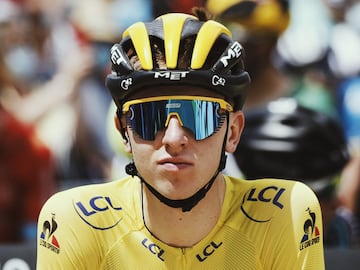 Tadej Pogacar con el maillot amarillo antes del inicio de la decimocuarta etapa del Tour de Francia 2021. 