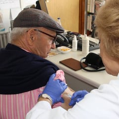 Un experto asegura que la vacuna rusa no produce efectos adversos según el sexo