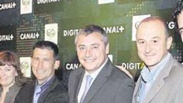 <b>¡VAYA EQUIPAZO! </b>(De izquierda a derecha) Julio Maldonado 'Maldini', Mónica Marchante, Carlos Martínez, Michael Robinson, Nacho Aranda y Gabi Ruiz, ayer en el acto.