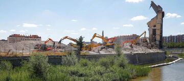 Excavadoras trabajan en la demolición del estadio Vicente Calderón, feudo del Atlético de Madrid desde 1966 hasta 2017 del que sólo queda la última grada, este lunes, en Madrid.