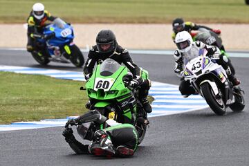 Situación muy peligrosa la que se vivió en la primera carrera de Phillip Island del campeonato australiano de Superbike. Matt Walters se fue al suelo y luego
fue golpeado por Ben Burke, afortunadamente, sin consecuencias graves.