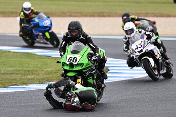 Situacin muy peligrosa la que se vivi en la primera carrera de Phillip Island del campeonato australiano de Superbike. Matt Walters se fue al suelo y luego
fue golpeado por Ben Burke, afortunadamente, sin consecuencias graves.