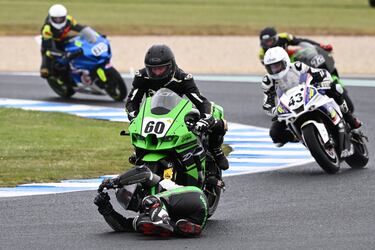 Situación muy peligrosa la que se vivió en la primera carrera de Phillip Island del campeonato australiano de Superbike. Matt Walters se fue al suelo y luego
fue golpeado por Ben Burke, afortunadamente, sin consecuencias graves.