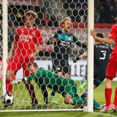 Héctor Moreno anotó con el PSV, pero dejan ir el triunfo en el último minuto