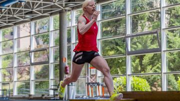 La triatleta paralímpica Susana Rodríguez corre sobre el tartán de la pista de la Residencia Blume, el CAR de Madrid, durante un acto de Adidas.