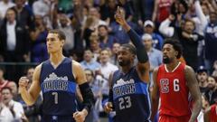 Wesley Matthews y Dwight Powell de los Dallas Mavericks y DeAndre Jordan de Los Angeles Clippers. 