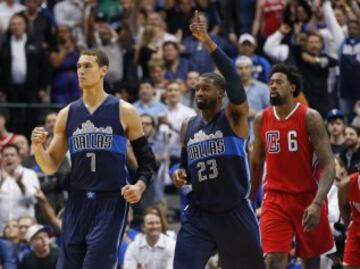 Wesley Matthews y Dwight Powell de los Dallas Mavericks y DeAndre Jordan de Los Angeles Clippers. 