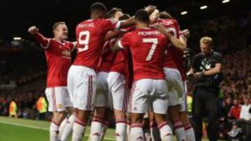 El United endereza el rumbo con goles de Mata y Smalling