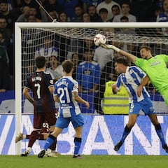 Helton despeja dudas y se afianza en la portería del Deportivo