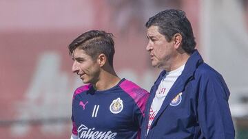 Ricardo Pel&aacute;ez se entrevist&oacute; con el uruguayo Diego Alonso, pero en el plantel rojiblanco, hay apoyo para que contin&uacute;e el actual entrenador, Luis Fernando Tena.