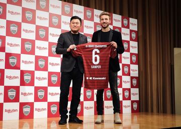 Acompañado por el propietario del Vissel Kobe, Hiroshi Mikitani, durante su presentación como nuevo jugador del club de la ciudad de Kobe de la liga japonesa. Donde compartirá vestuario con Iniesta y David Villa.