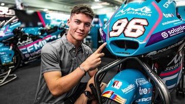 Dani Holgado posa con la moto del equipo Aspar.