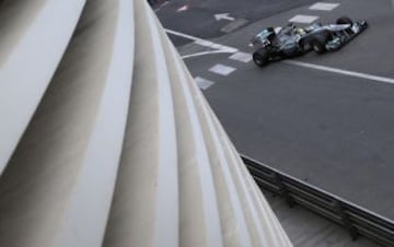 El piloto alemán Nico Rosberg conduce durante la tercera sesión de entrenamientos en el Circuito de Mónaco.