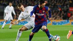 Soccer Football - La Liga Santander - FC Barcelona v Real Madrid - Camp Nou, Barcelona, Spain - December 18, 2019  Barcelona&#039;s Lionel Messi in action with Real Madrid&#039;s Toni Kroos   REUTERS/Albert Gea