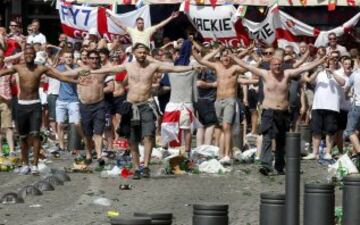 Brutal images of warring football fans in Marseille