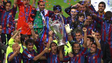 Carles Puyol levanta el título de la Champions League después de que el Barcelona derrotase por 2-1 al Arsenal en la final disputada en París.