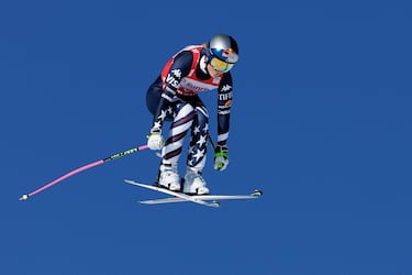 La estadounidense Lindsey Vonn, segunda clasificada, compite en la carrera de descenso femenina durante la Copa del Mundo de Esquí Alpino FIS 2025-2026, en St. Moritz.