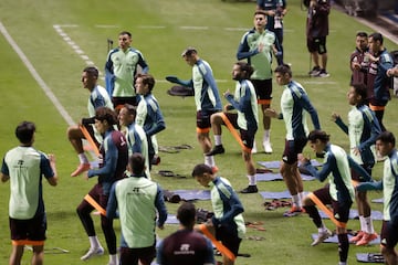 MEX1831. PUEBLA, (MÉXICO), 11/10/2024.- Jugadores de la selección mexicana entrenan este viernes, previo a un partido amistoso ante el Valencia CF, en el estadio Cuauhtémoc, en Puebla (México). EFE/ Hilda Ríos
