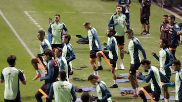 MEX1831. PUEBLA, (MÉXICO), 11/10/2024.- Jugadores de la selección mexicana entrenan este viernes, previo a un partido amistoso ante el Valencia CF, en el estadio Cuauhtémoc, en Puebla (México). EFE/ Hilda Ríos