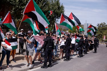 Manifestantes propalestinos entre los aficionados congregados antes de darse la salida de la vigésima etapa de La Vuelta a España.