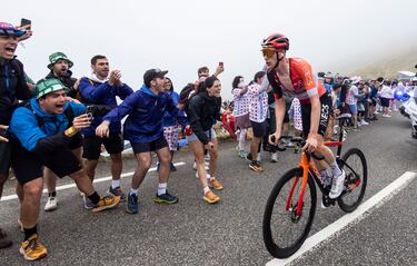 El vencedor de la etapa, Arensman, en la ascensión en solitario al Superbagnères.