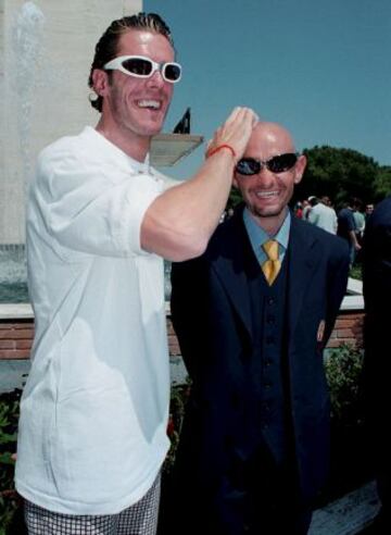 Mario Cipollini bromea con su compatriota y rival Marco Pantani en la presentación de Giro de Italia de 1997