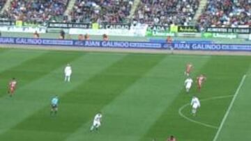 <b>POLÉMICA. </b>El Madrid pidió fuera de juego en el pase previo al gol de Crusat.