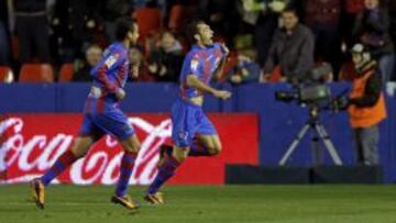 El Levante remonta al Elche con goles del suplente Barral