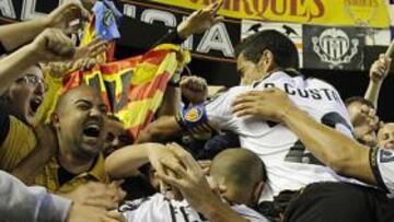 <b>CON LA AFICIÓN. </b>Los jugadores blanquinegros quisieron celebrar el triunfo con los aficionados.