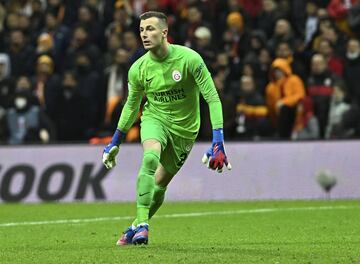 Actualmente est芍 cedido en el Galatasaray, su vuelta cubrir赤a la posible marcha de Neto.