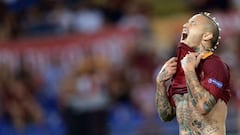 Roma&#039;s midfielder Radja Nainggolan of Belgium reacts during the UEFA Champions League second leg play off football match between Roma and Porto at the Olympic Stadium in Rome on August 23, 2016. / AFP PHOTO / FILIPPO MONTEFORTE