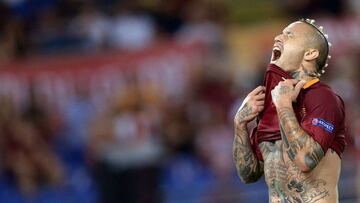 Roma's midfielder Radja Nainggolan of Belgium reacts during the UEFA Champions League second leg play off football match between Roma and Porto at the Olympic Stadium in Rome on August 23, 2016. / AFP PHOTO / FILIPPO MONTEFORTE