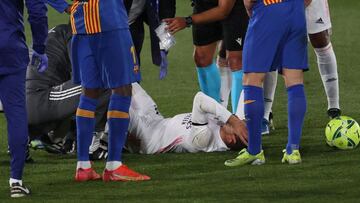 Lucas Vázquez se duele tras su golpe con Busquets.