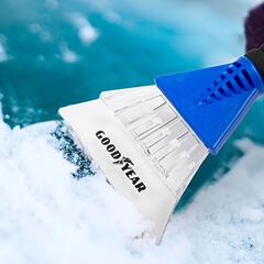 Elimina el hielo de tu parabrisas de manera efectiva y segura con esta rasqueta de Goodyear