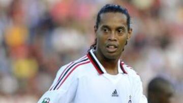 Ronaldinho niega que tenga intención de dejar el Milán antes de 2011
