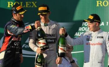 El ganador de la carrera Nico Rosberg, piloto de Mercedes; con el segundo clasificado, el piloto de Red Bull Daniel Ricciardo de Australia y el tercer clasificado, el piloto de McLaren Kevin Magnussen de Dinamarca en el podio del Gran Premio de Australia