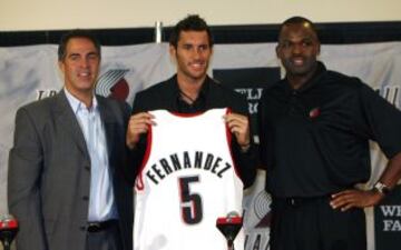 Rudy Fernández, durante su presentación como nuevo jugador de los Portland Trail Blazers. Junto a él se encuentran el que fuera su entrenador, Nate McMillan (der.), y el mánager general de la franquicia Kevin Pritchard (izq.).