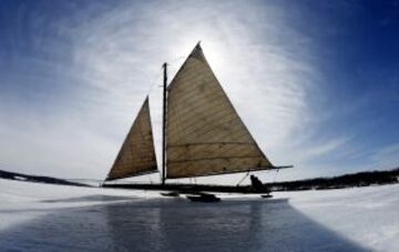 Los amantes de la vela sobre hielo han podido disfrutar más tiempo del río Hudson helado debido al duro invierno que ha padecido el noreste de EEUU.