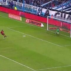 Gabriel Arias es figura en Argentina y tapa este penal en la previa del duelo ante Colo Colo